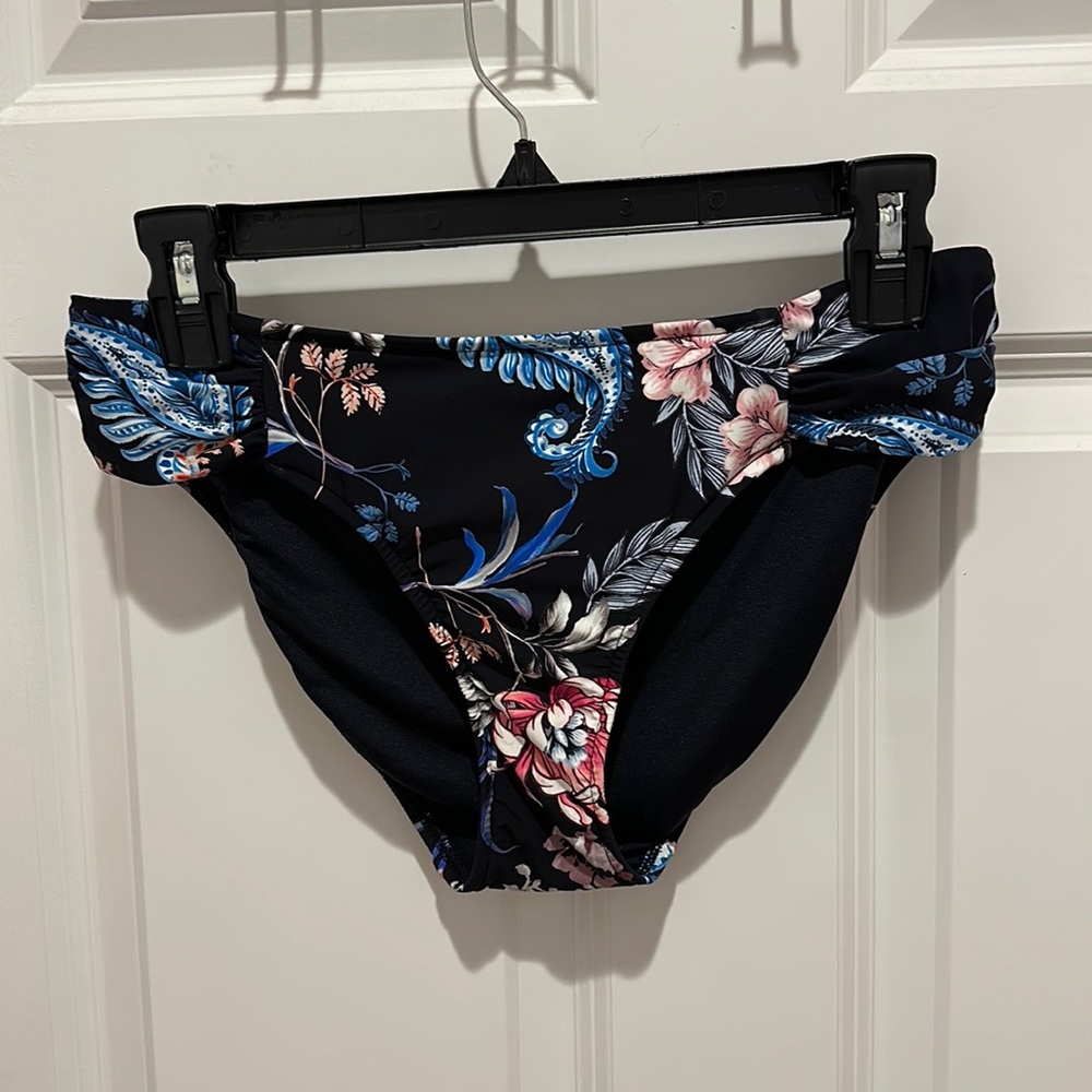 SEAFOLLY swimsuit bottoms US size 8/ Australia size 12. Base color is black.